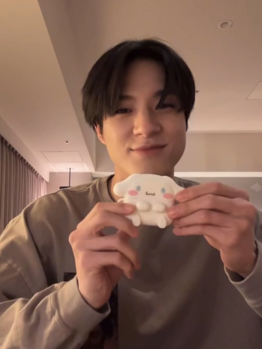 jenrendays's tweet photo. jeno showed the cinnamoroll airpod cases renjun got for him from donki 🥹 renjun also told jeno to make sure that he uses it 😅 https://t.co/xIHLwRxQcb