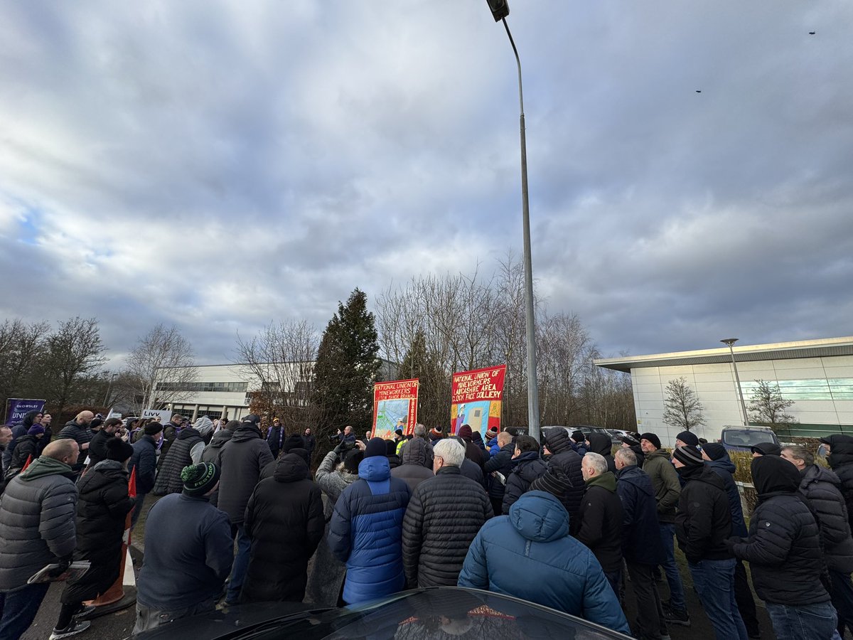 TUCNorthWest's tweet image. We were back on the picket line at Livv Housing this morning with our general secretary @nowak_paul, Knowsley MP @anneliese_midge and importantly, @NorthWestUNISON and @Unite_NorthWest members

The support is growing - look in todays Mirror for example - and will until they win✊