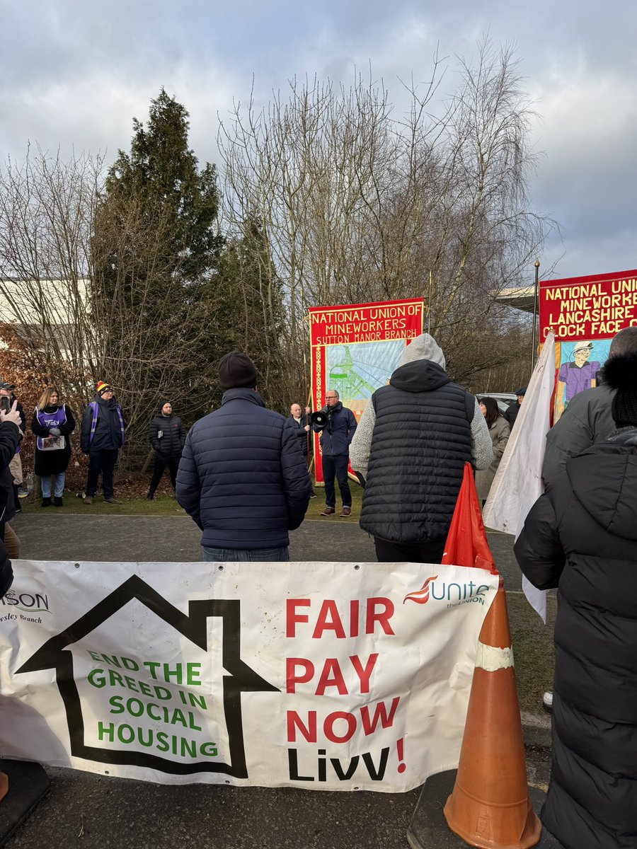 TUCNorthWest's tweet image. We were back on the picket line at Livv Housing this morning with our general secretary @nowak_paul, Knowsley MP @anneliese_midge and importantly, @NorthWestUNISON and @Unite_NorthWest members

The support is growing - look in todays Mirror for example - and will until they win✊