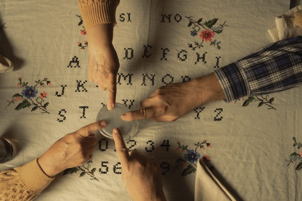 Hoy se estrena en salas españolas «Bodegón con fantasmas», de Enrique Buleo, una concatenación de historias divertidísimas con fantasmas manchegos que pasean por lo cotidiano casi al modo japonés, pero con más retranca. Bueno,y la peli con el mejor mantel de la historia del cine.