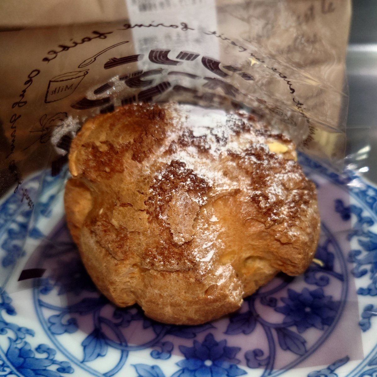 EightyHiroki's tweet image. 晩のおやつはシュークリーム。
本厚木駅の近くにあるツリーオーブンというケーキ屋さんの一日数量限定の品。
本日夕方に来られたお客様からの頂き物ですが、とても美味しい。✨

#ツリーオーブン
#シュークリーム
#HIROKIの御飯