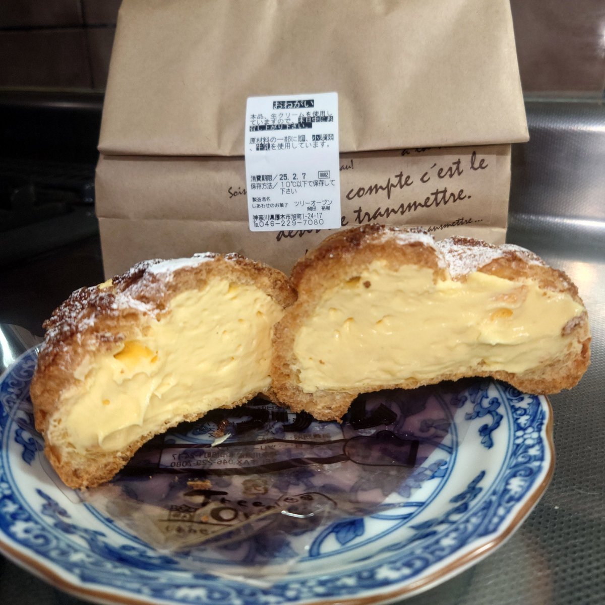 EightyHiroki's tweet image. 晩のおやつはシュークリーム。
本厚木駅の近くにあるツリーオーブンというケーキ屋さんの一日数量限定の品。
本日夕方に来られたお客様からの頂き物ですが、とても美味しい。✨

#ツリーオーブン
#シュークリーム
#HIROKIの御飯