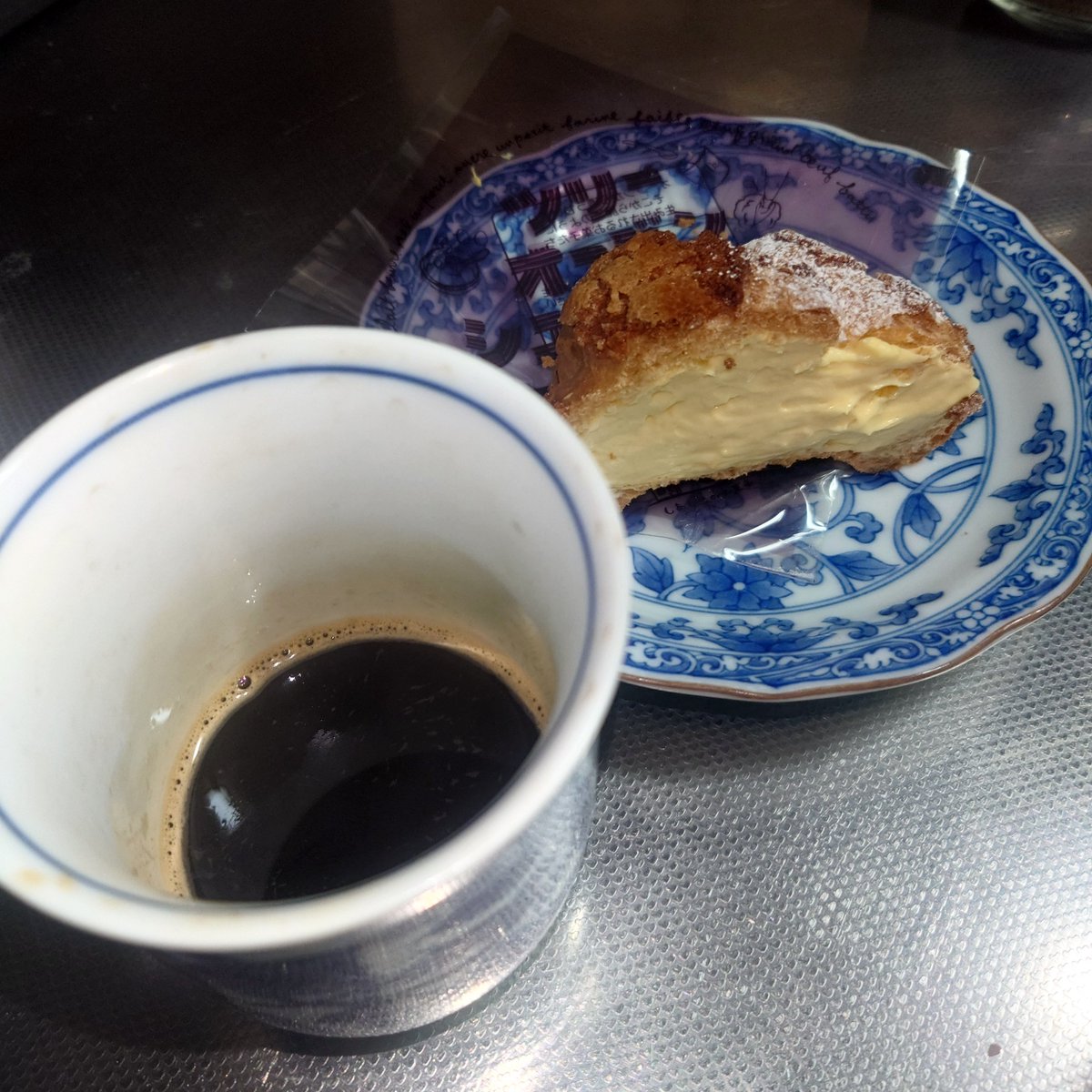 晩のおやつはシュークリーム。
本厚木駅の近くにあるツリーオーブンというケーキ屋さんの一日数量限定の品。
本日夕方に来られたお客様からの頂き物ですが、とても美味しい。✨

#ツリーオーブン
#シュークリーム
#HIROKIの御飯