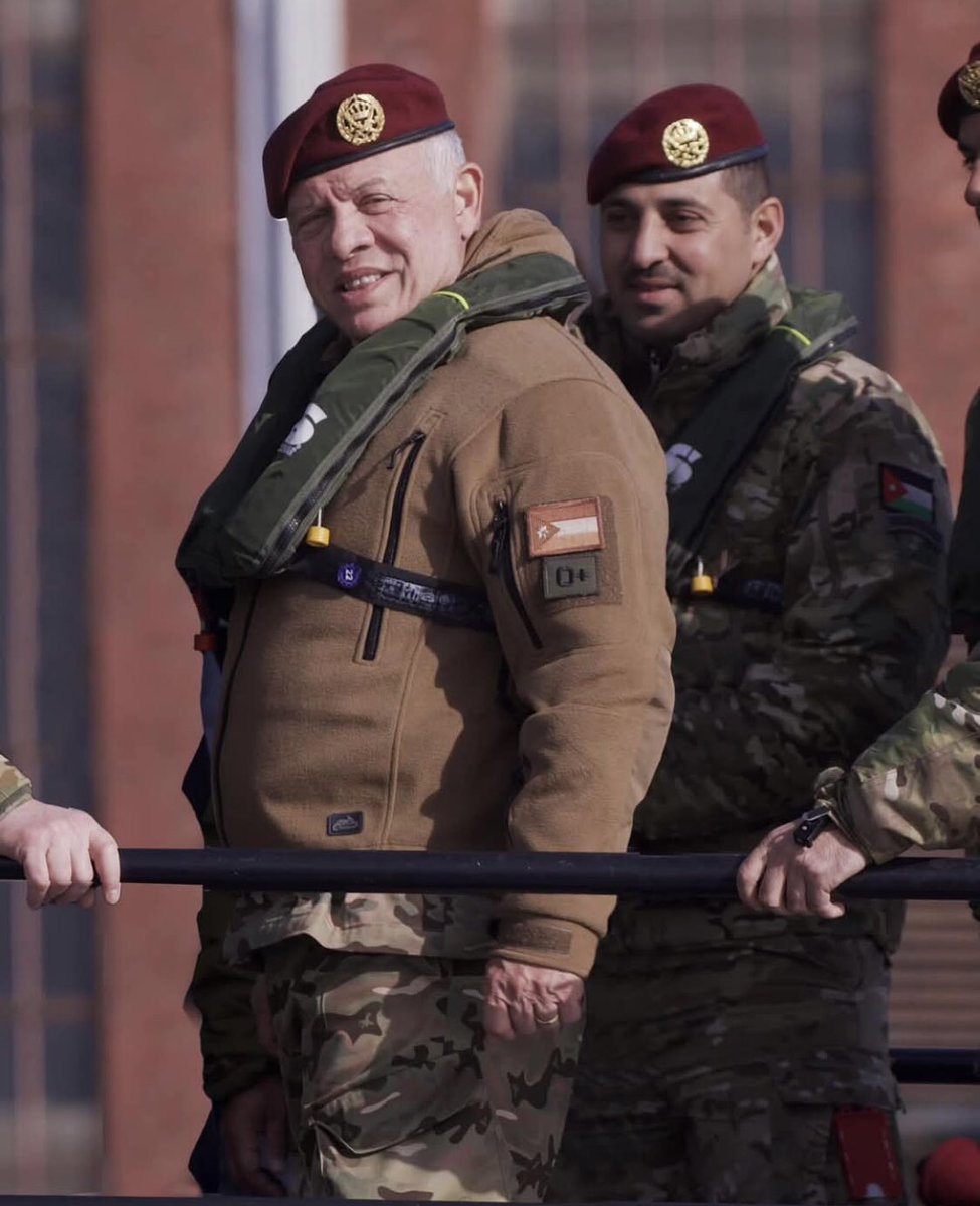 لا إنتماء إلا لعلمنا
ولا ولاء إلا لمليكنا
وحزبنا الجيش والأجهزة الأمنية