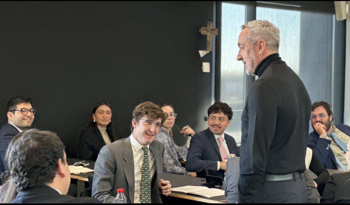 XavierDominguez's tweet photo. Gracias al Máster en comunicación política y corporativa de la Universidad de Navarra. Fue un placer acompañaros, lo disfruté mucho y aprendí más aún de ustedes. Gracias por invitarme. Larga vida a vuestro máster. @mcpc_unav https://t.co/BWDMUK5XWn
