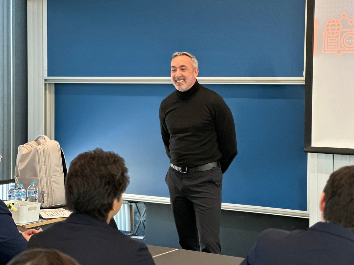 XavierDominguez's tweet photo. Gracias al Máster en comunicación política y corporativa de la Universidad de Navarra. Fue un placer acompañaros, lo disfruté mucho y aprendí más aún de ustedes. Gracias por invitarme. Larga vida a vuestro máster. @mcpc_unav https://t.co/BWDMUK5XWn