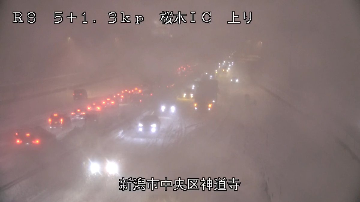 mlit_niikoku_SS's tweet photo. 【⚠2月7日20:20現在 #大雪 による交通障害⚠】

女池IC付近、桜木IC付近で #大雪 によりスタックが発生しています。

視界不良、路面状況も悪くなっていますので、不要不急の外出はお控えください。

今後、一時的な通行止めの可能性もありますので、ご協力お願いします。

#不要不急の外出は控えて https://t.co/6y0yUU4B47