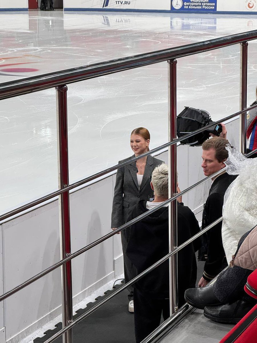 я ее так люблю и мне так понравилась ее коммуникация с юниорами,надеюсь, в дальнейшем мы также будем получать подобный контент с ней 🥺❤️