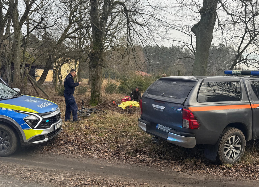 LPanstwowe's tweet photo. 🚨 Strażnicy Leśni niosą pomoc także w nagłych sytuacjach 🚨

Strażnicy Leśni to nie tylko osoby dbające o ochronę lasów i zwalczanie przestępstw przeciwko przyrodzie. Podczas swoich patroli często znajdują się w sytuacjach, które wymagają natychmiastowej reakcji i udzielenia pierwszej pomocy. Tak było również podczas niedawnej interwencji w Nadleśnictwie Czerniejewo, gdzie w trakcie patrolu funkcjonariusze Straży Leśnej natrafili na osobę leżącą na poboczu drogi leśnej.

Dzięki odpowiedniemu przeszkoleniu w zakresie udzielania pierwszej pomocy strażnicy natychmiast podjęli działania. Ocena stanu poszkodowanego i szybkie wezwanie odpowiednich służb ratunkowych pozwoliły na sprawne udzielenie mu pomocy. Na szczęście okazało się, że dzięki szybkiej interwencji, obyło się bez wizyty w szpitalu. 

Takie interwencje pokazują, że Straż Leśna to formacja, która nie tylko dba o porządek i bezpieczeństwo w lasach, ale także reaguje w nagłych sytuacjach. Podczas powodzi, pożarów czy wypadków drogowych funkcjonariusze niejednokrotnie wspierają działania służb ratunkowych, niosąc pomoc tam, gdzie jest ona potrzebna.
Dziękujemy naszym Strażnikom Leśnym za gotowość do działania i profesjonalizm! 👏🌲

#StrażLeśna #Bezpieczeństwo #Interwencja #PierwszaPomoc