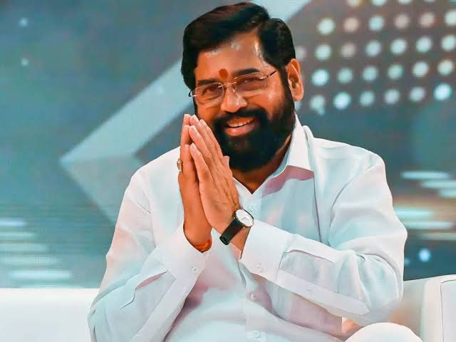 ChandanSharmaG's tweet photo. 🔥🔥 बिग ब्रेकिंग न्यूज 🔥🔥

उद्धव ठाकरे गैंग के 9 में से 6 सांसद एकनाथ शिंदे की शिवसेना में शामिल हो रहें हैं।

उद्धव ठाकरे ने बाला साहेब ठाकरे का नाम मिट्टी में मिला दिया, जो भी देशभक्त हिंदू इनके साथ जुड़े हुए थे, वह धीरे-धीरे समझ चुके हैं इधर रहने का मतलब देश और धर्म से गद्दारी करना है।

पापियों के साथ रहने से भी लोग पाप का भागीदार होते हैं, यह बात 6 सांसद समझ चुके हैं।

सभी देशभक्त सांसदों का स्वागत है 💐