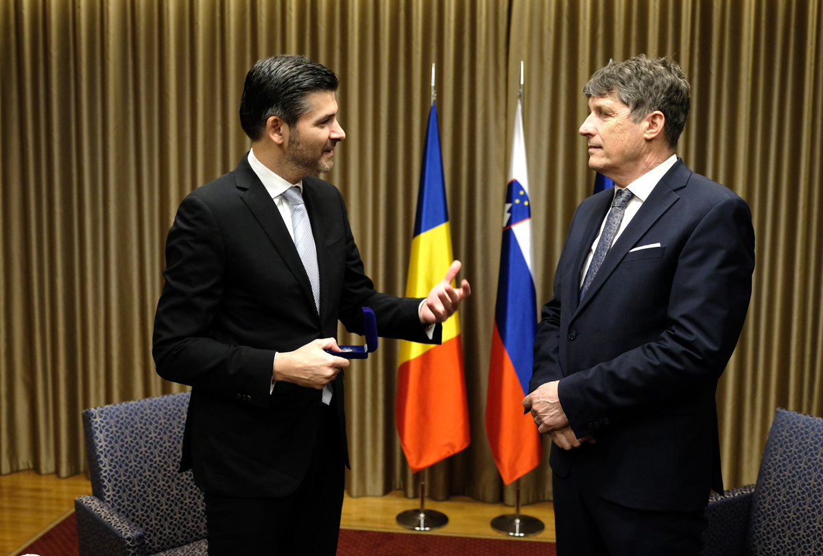 Honoured to meet the new 🇸🇮 minister of defence, Borut Sajovic <a href="/MO_RS/">Ministrstvo za obrambo RS</a>. We discussed in detail the bilateral agenda, NATO, R. Moldova, Black Sea, war in 🇺🇦. Presented him also the distinction awarded by the Romanian Orthodox Church for the contribution to the memory of war heroes