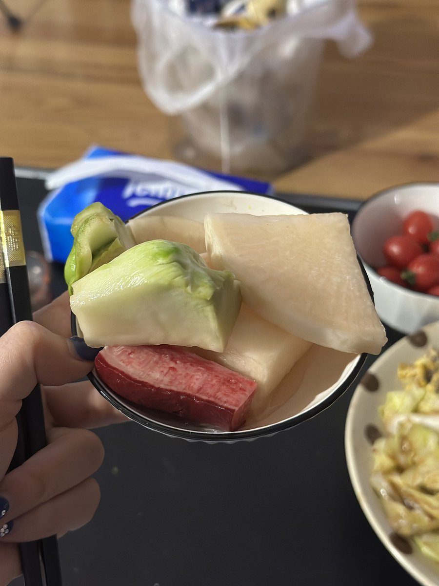 盒马冷泡汁泡的泡菜真的好好吃 萝卜最好吃！儿菜一般 梅子味很重 酸甜味有一点点辣 当零食吃也好吃