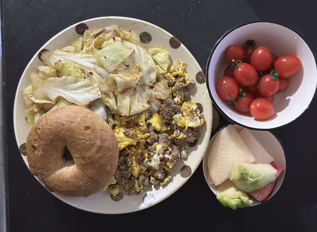 焖炒的包菜 牛肉末炒蛋沫 泡菜 有点想出去吃了 不想做饭了