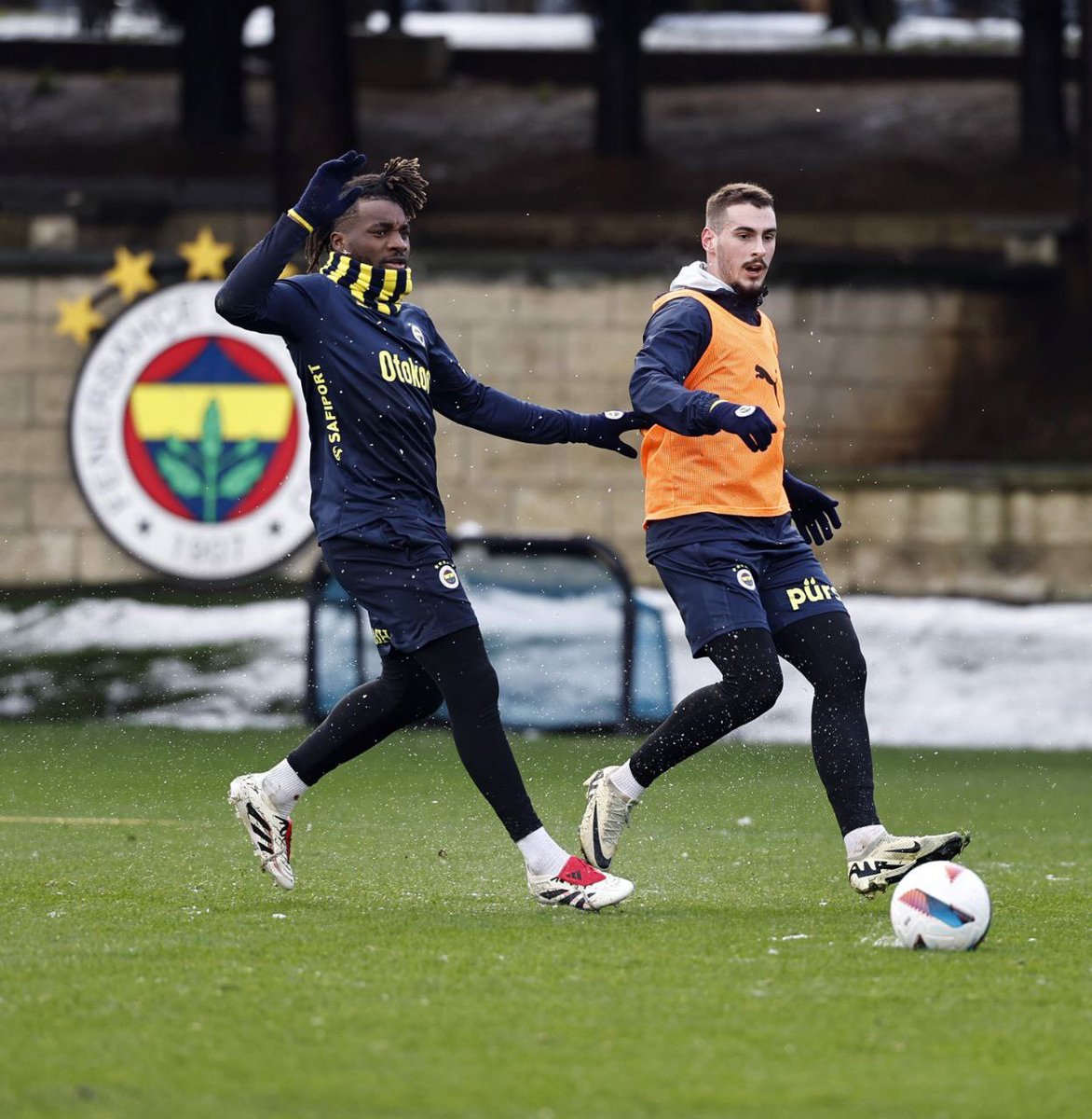 TTMedyaOfficial's tweet photo. Fenerbahçe'de sakatlığını atlatan Saint-Maximin antremanlara katılırken, Mert Müldür ise takımdan ayrı düz koşulara başladı. https://t.co/LdILcfASKq