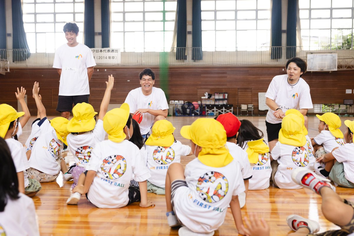 MyFirstBall's tweet photo. 「スポーツを教えないボール教室？」

ボールとあそぶ中で、自然と体を動かし
 「楽しい！」がどんどん増えていく
 ルールに縛られず、自分なりの工夫が生まれる

子ども達の「知らない」を「楽しい」に変える、
🏑そんなワクワクが生まれるあそび場を目指しています

#MFB https://t.co/fjTj4Hl9j0