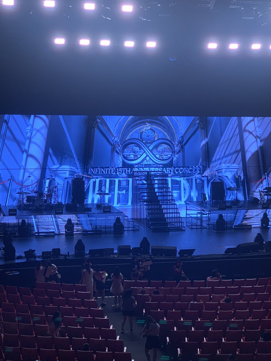 duriannn_'s tweet photo. concert havent start yet i wanna cry alr 😢 https://t.co/6WxRVMV9ye