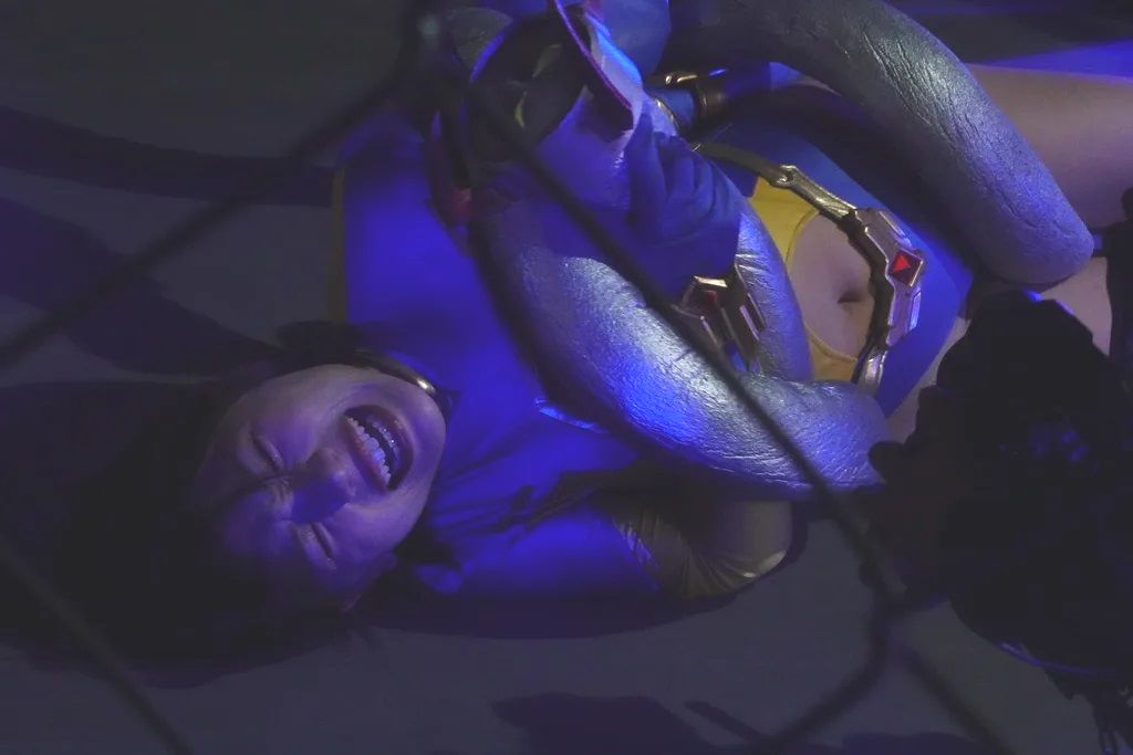 sklong101's tweet photo. The enemy who faces Leona in the Space Superhuman Martial Arts Tournament  
No.3 “Vanera”
The steel spring tightens Leona's body, putting her in a desperate situation. https://t.co/F9IEE35Fqw