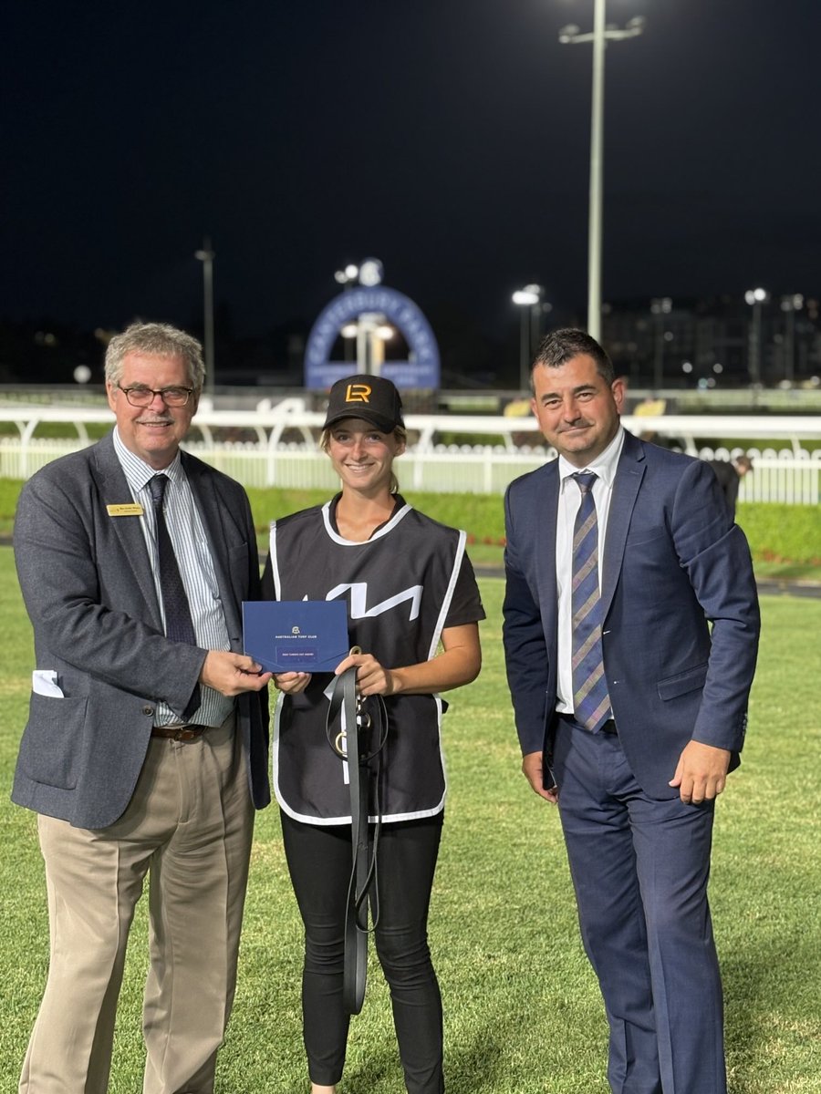 Congratulations to strapper Jess Martin, winner of the tonight’s Best Turned Out award with Russian Roni from the ⁦<a href="/Leesracing/">Lees Racing</a>⁩ stable. ⁦<a href="/aus_turf_club/">Australian Turf Club</a>⁩ #KiaEvevingStar