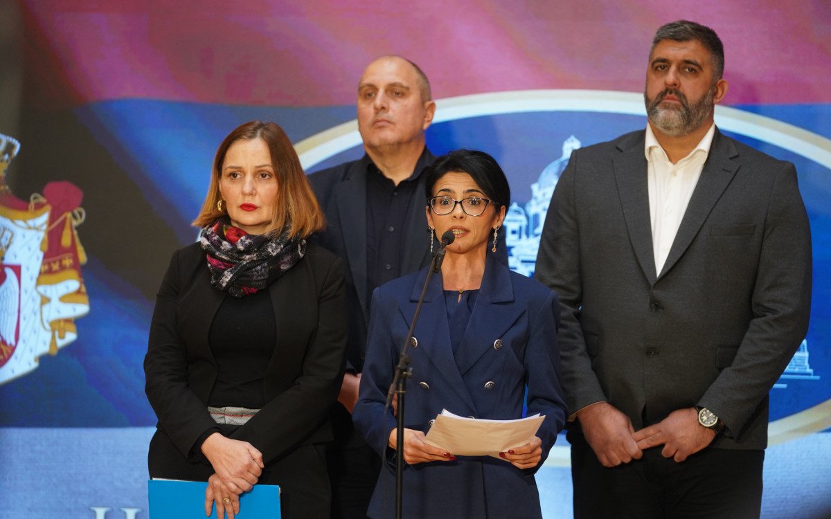 U toku je potpisivanje i pravljenje isturenog odeljenja sns-a,kod notara iza zgrade opštine Rakovica skupljaju se potpisi za Radničku partiju.
Naređenje opštinskih funkcionera da svi članovi sns-a  moraju dati svoj potpis.
Koliko košta obraz,bez sramote Željko,Sonja,Đorđo,Irena!