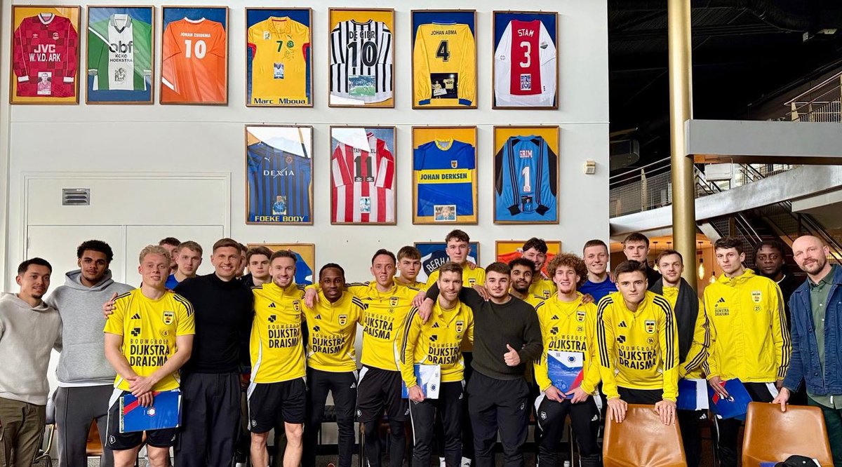 spelersvakbond's tweet image. “Spelersgroepbezoek SC Cambuur, was de rit meer dan waard. De goede gesprekken met de spelersgroep leverde mooie inzichten op. Het onderwerp loonheffing bleek ook hier weer relevant. 
Dank voor het mooie ontvangst, Cambuur.“
Aldus Arjan Ebbinge

#spelersgroepbezoek #vvcs