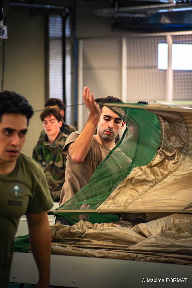 3eRMAT's tweet image. Le #3RMAT de Montauban est spécialisé dans la #maintenance des matériels de largage et de parachutage🪂.

☑️ Maillon essentiel, il assure la réparation, le pliage et le conditionnement des parachutes de l’@armeedeterre. 

@BrigMaint 
@CommandementALT