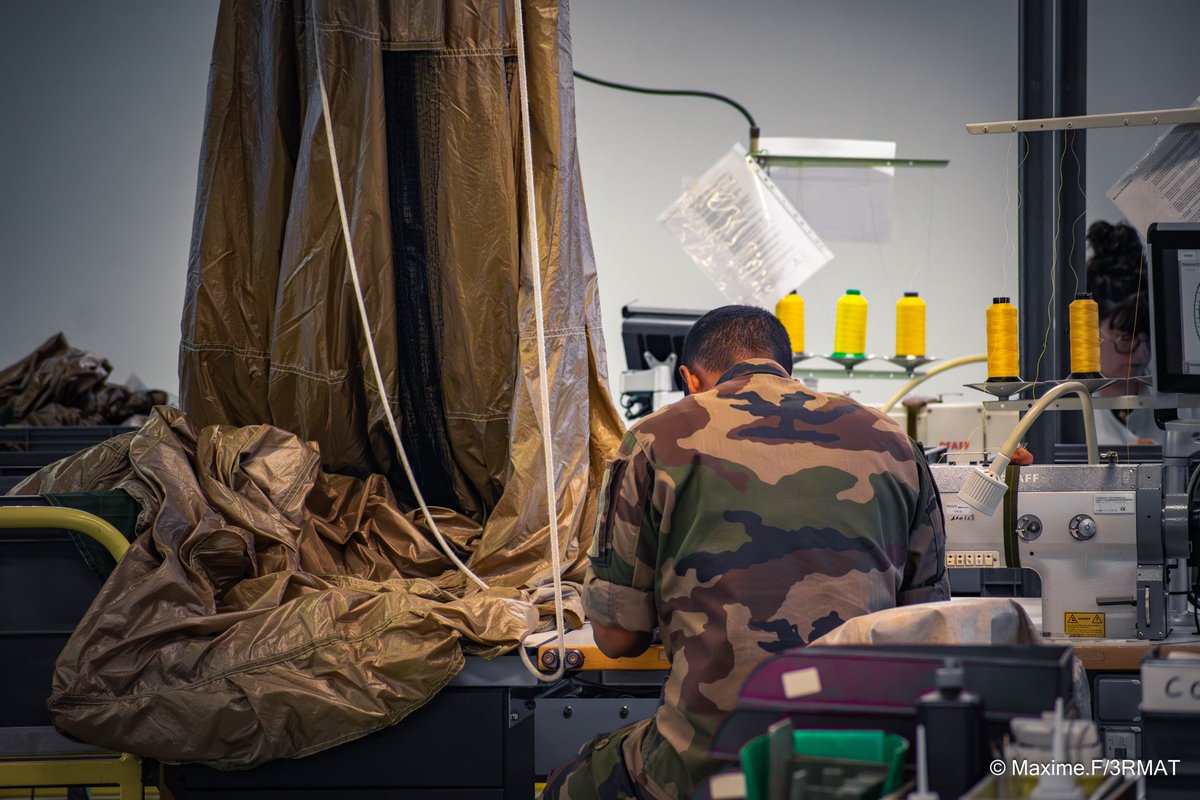 3eRMAT's tweet image. Le #3RMAT de Montauban est spécialisé dans la #maintenance des matériels de largage et de parachutage🪂.

☑️ Maillon essentiel, il assure la réparation, le pliage et le conditionnement des parachutes de l’@armeedeterre. 

@BrigMaint 
@CommandementALT