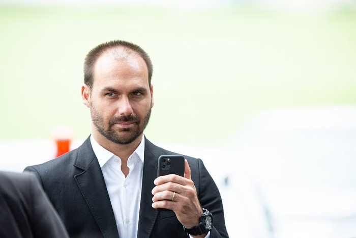 Sem investigar, PGR arquiva denúncia sobre empresa de Eduardo Bolsonaro. Deputado obteve R$ 600 mil em 4 meses com suposta empresa de cursos. No entanto, no local funciona loja de produtos com mensagens golpistas (ICL)