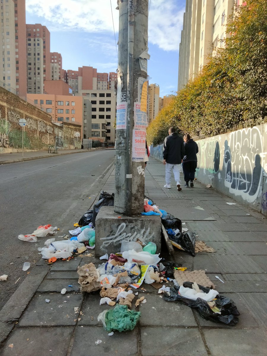 DanielBejarano_'s tweet image. Sr Alcalde @CarlosFGalan ya se despertó?
Le cuento hace días el camión de la basura no pasa en varias localidades de Bogotá, usted que es un experto técnico con alta gerencia, es posible que lo puedan solucionar? Gracias! @Superservicios @personeriabta @PGN_COL @Uaesp