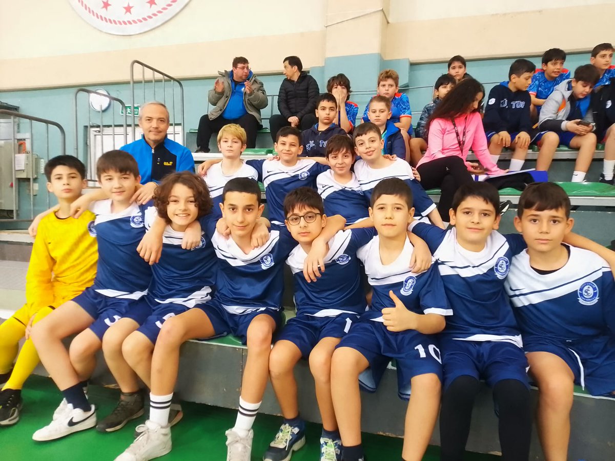 GaziogluMacide's tweet photo. Küçükler Okullar arası Hentbol Şampiyonası nda
Cavit Çağlar Ortaokulu 7
Özel Kültür Ortaokulu  2
Grup birincisi olan öğrencilerimizi velilerimizi antrenörlerimizi ve Çetin Çelik hocamızı tebrik ederiz. Başarılarılar.🏆🏆@bursailmem16 @nilufermem16 @ACAR16RAMAZAN @BursaValiligi https://t.co/UhRdQFzLlB