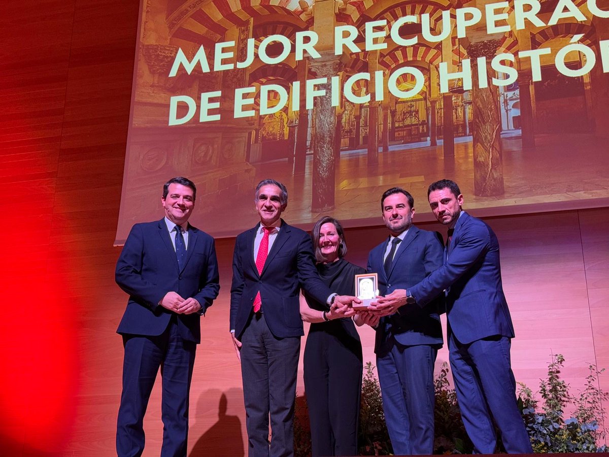 Ayer, el equipo del CAHH recogió junto a <a href="/ERRE_arq/">ERRE</a> el premio +Lectores Historia de National Geographic a mejor recuperación de edificio histórico, por el proyecto de restauración del Palacio Valeriola, sede del CAHH 🏛️ #CAHH #Galardón #NationalGeographic <a href="/NatGeoEspana/">National Geographic</a>