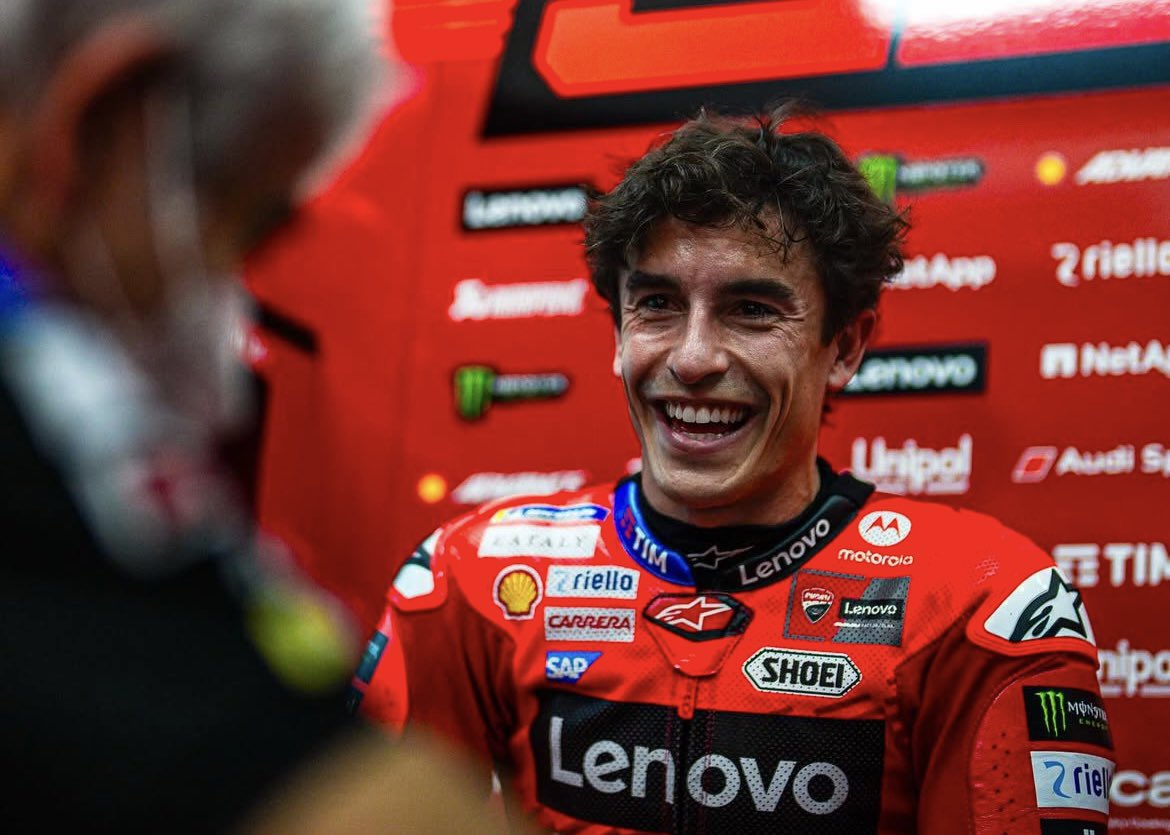 Cuando Marc Marquez sonríe es porque le van bien las cosas. Esta sonrisa es el mejor análisis de los Test!!  #MotoGP #SepangTest