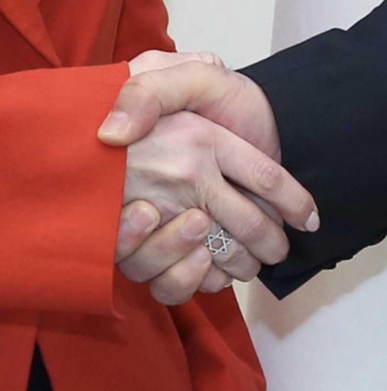 الأصلع والوحش .... 
هيدي الصورة حقها دمنا يا بلا شرف