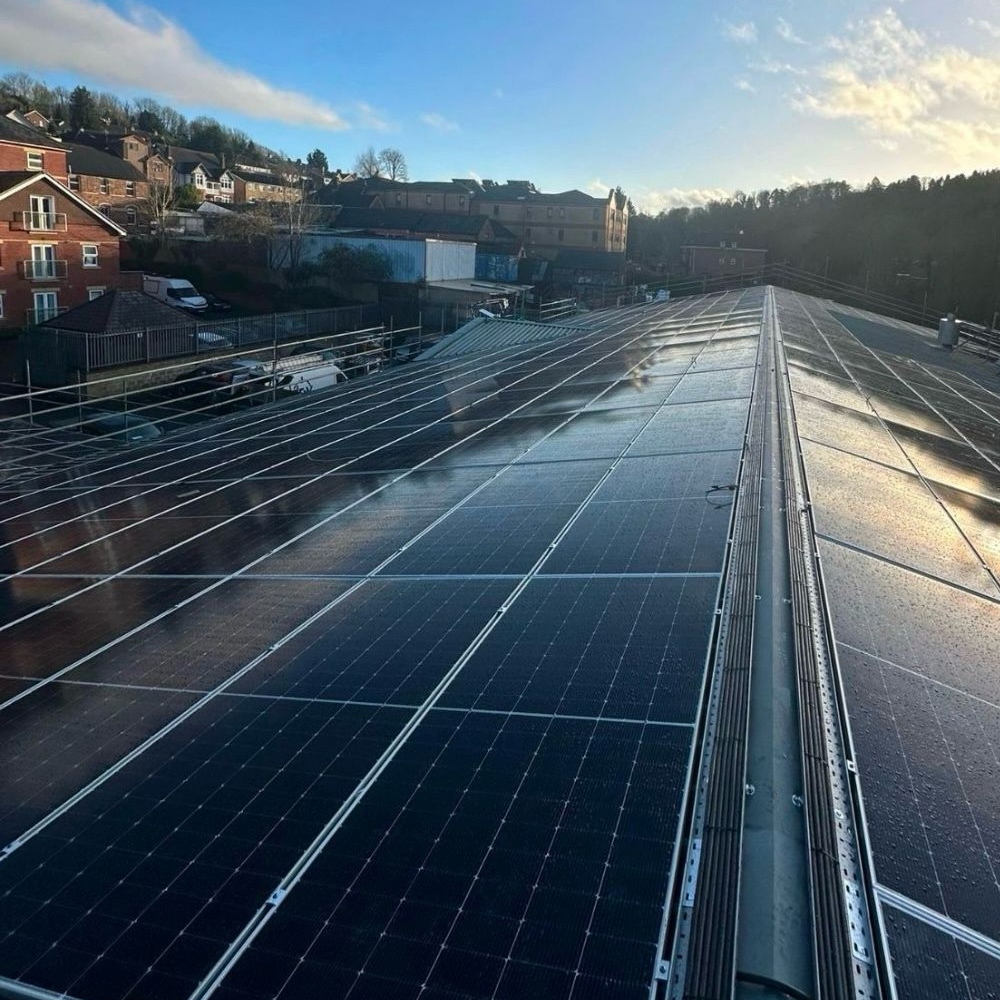 SmartlyCharging's tweet photo. We recently installed a 170kW solar system for Cube Branding's new London HQ, supporting their commitment to Net Zero. From large-scale commercial installations to high-quality domestic solutions, we deliver solar systems that combine efficiency with exceptional design. https://t.co/ltNc3qY06D