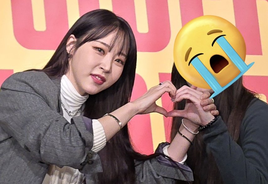 DisKirra's tweet photo. Byul said, "Let's do a heart pose" but my hand was shaking, so she grabbed it to make it steady 😭  I will never recover from this https://t.co/aazZQ5Glf9