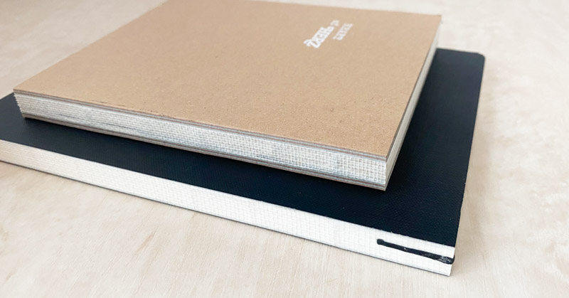 booknote_tokyo's tweet image. 【渡邉製本でできる加工】2

「コデックス装」

「未完成な本が売っている」と思われる方もいるかもしれません。糸綴の背中をそのまま見えるように本を仕立てる製本様式です。
開きが良いのが特徴です。

写真右 #yokobonスケッチノート もひと工夫してより丈夫にしたコデックスです。詳細は↓
 ＃製本