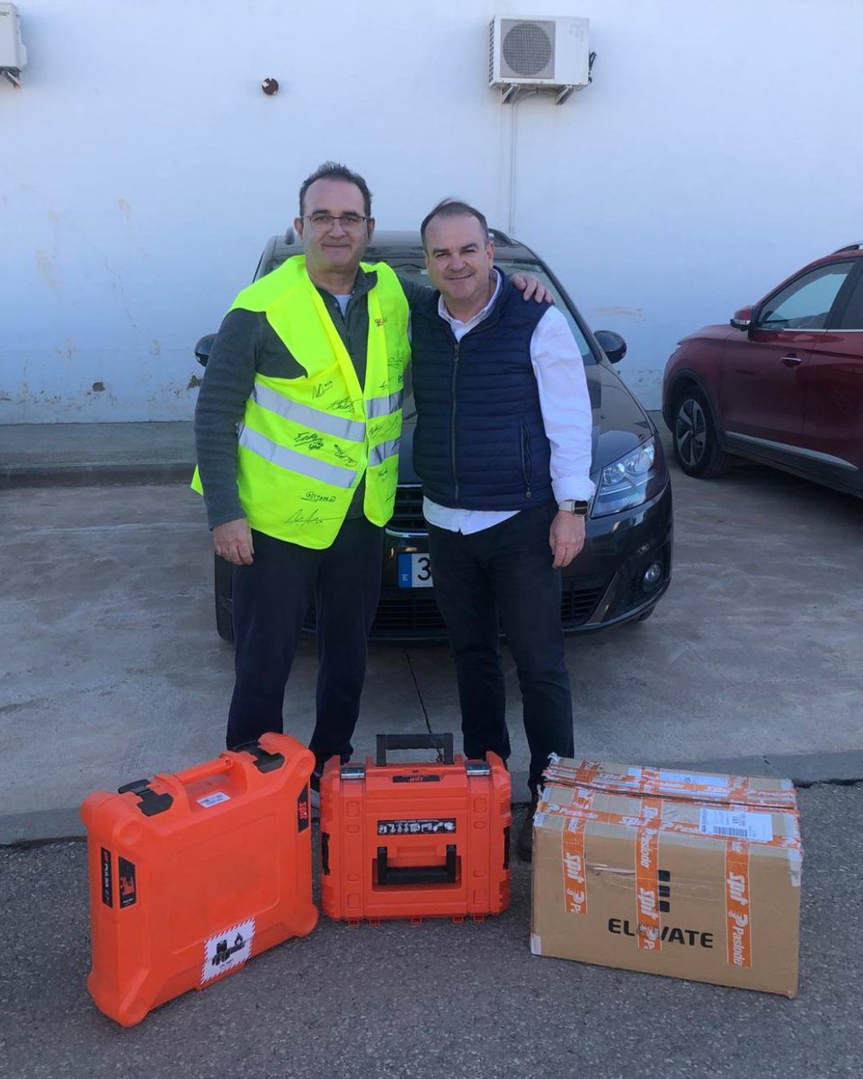 SPITAndorra's tweet photo. 👍Esdeveniment de la donació de material al grup d'electricistes que estan treballant en les cases afectades per la DANA. Incloent el moment emotiu en què el nostre delegat comercial Carmelo Sánchez signa l'armilla. https://t.co/eEXG4bser1