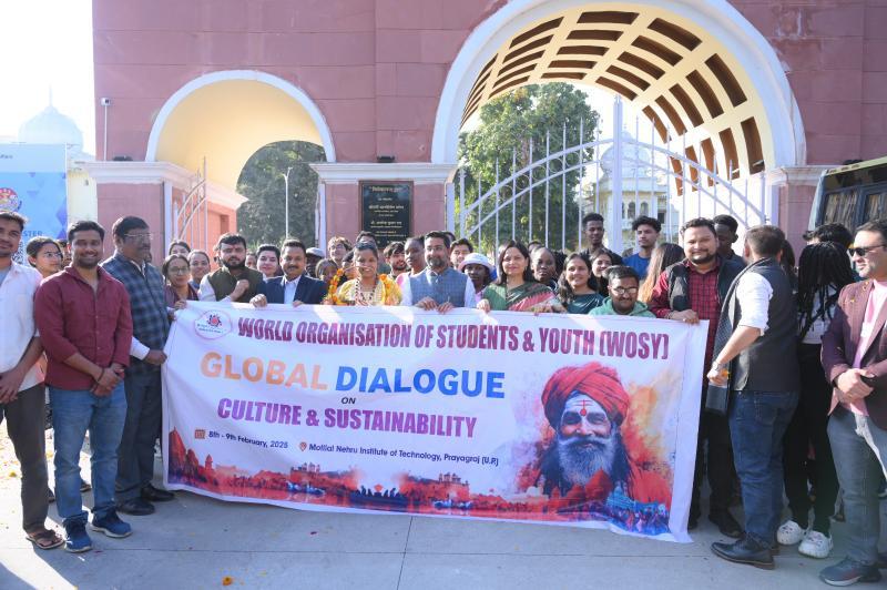 danishazadbjp's tweet photo. #World Organization of Student And Youth तथा #ABVP के तत्वाधान में आयोजित #Global_Dialogue कार्यक्रम में शामिल होने आए 18 देशों के युवाओं को #Lucknow_University से #प्रयागराज #महाकुंभ के लिए विदा किया। https://t.co/o9kTVBx7BK