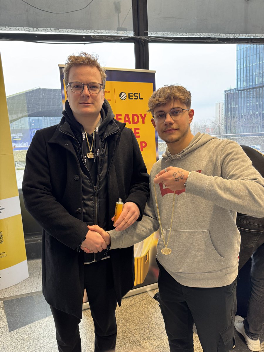 FragRcs's tweet image. Engagement farmer trades “gold gold gold” chain for vape at IEM Katowice ‼️ #brexit