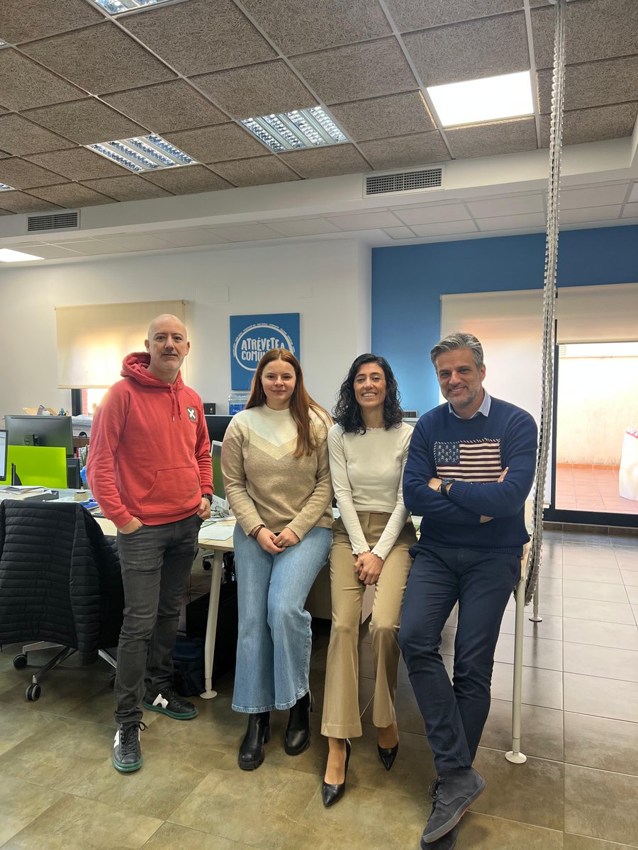 🏬La tutora del Grado de Publicidad, María Vilaplana, visita la empresa 'Difusión Comunicación y Marketing' donde la alumna Blanca Aura está realizando sus prácticas 🧰✂️
🤗¡Gracias a las dos!