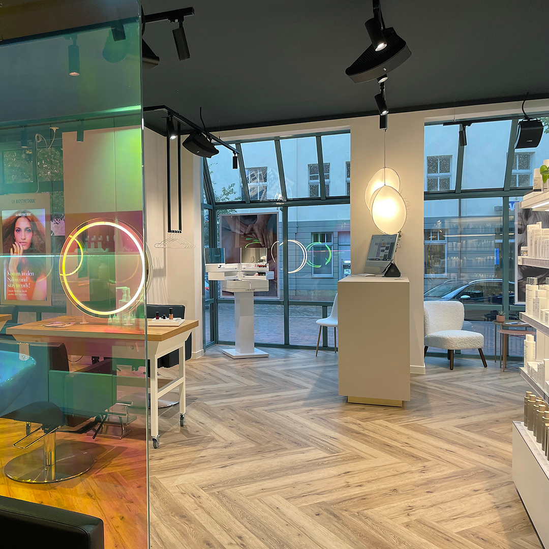 Henrike Körner created a salon to channel her vibrant personality. She chose a modern interpretation of classic oak flooring from Expona Commercial PUR, adding volume to the surrounding décor.

Case study: polyflor.com/commercial/hen…

#flooring #salon #polyflor