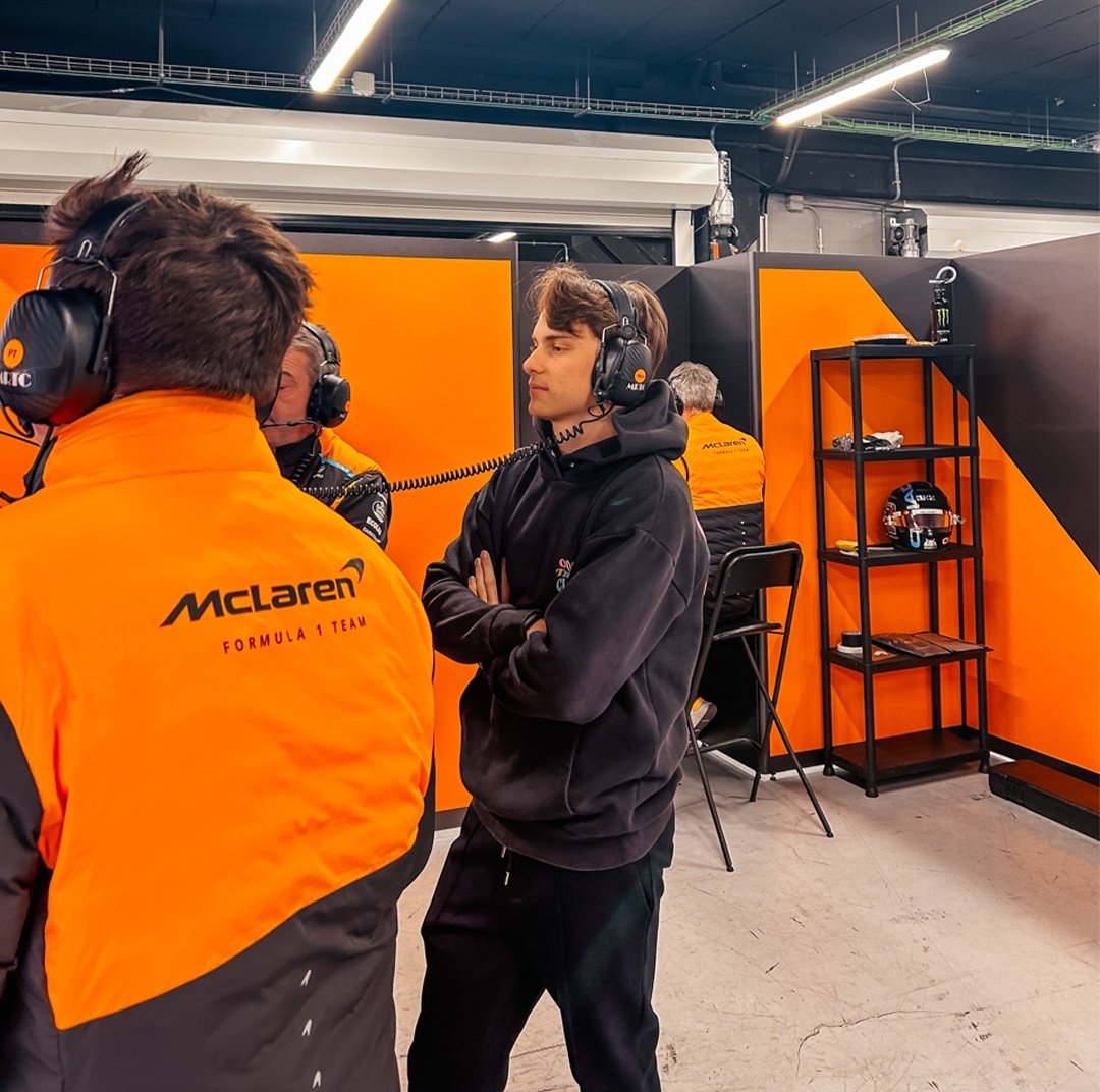 laurogeitabat's tweet photo. ENGINEER OSCAR https://t.co/qfXXSSUHHk