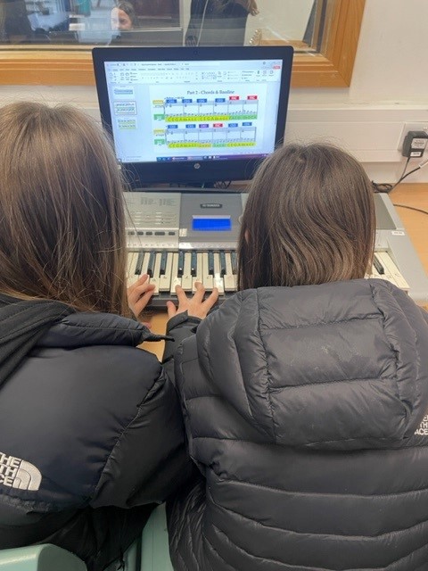 archway_school's tweet image. Year 8 are learning how to play a 12 bar Blues on keyboards. They’ve learnt how to play the chords, a bassline and a vamp.

#archwayschool #archwaymusic #y8 #musiclesson
