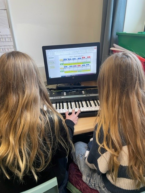 archway_school's tweet image. Year 8 are learning how to play a 12 bar Blues on keyboards. They’ve learnt how to play the chords, a bassline and a vamp.

#archwayschool #archwaymusic #y8 #musiclesson