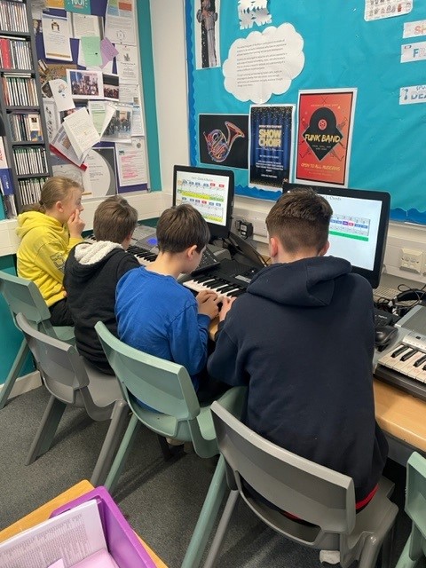 archway_school's tweet image. Year 8 are learning how to play a 12 bar Blues on keyboards. They’ve learnt how to play the chords, a bassline and a vamp.

#archwayschool #archwaymusic #y8 #musiclesson