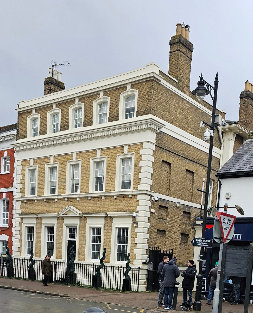 Bet <a href="/Ginofantastico/">Gino D'Acampo</a> could do without these outside his house this morning 📸📸 <a href="/SkyNews/">Sky News</a> #BBCNews #itvnews #ginodacampo