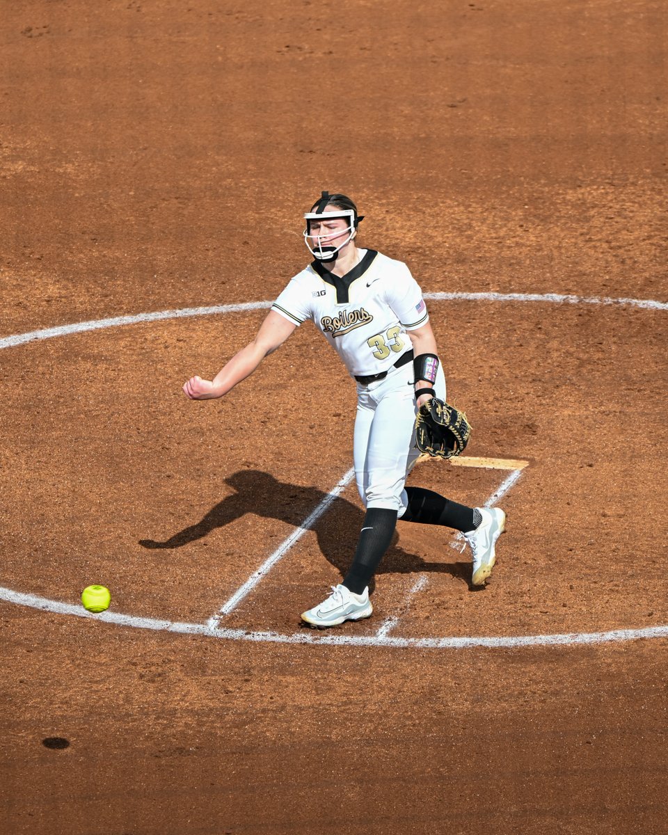 3️⃣⬆️3️⃣⬇️

<a href="/JuliaGossett23/">Julia Gossett</a> picks up 2K's in the top of the first!

T1 | Purdue 0, Villanova 0