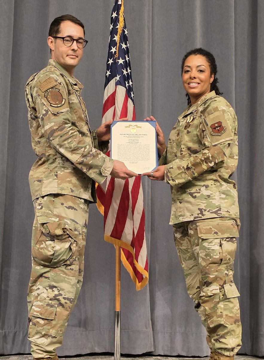 AirForceACSC's tweet photo. Congratulations to Maj Melissa Everage for her Air and Space Commendation Medal. After a person collapsed, Maj Everage administered 5 rounds of CPR and 2 shocks with an AED before first responders arrived. Maj Everage’s quick thinking and readiness helped save a life https://t.co/rXzVsGmZLB