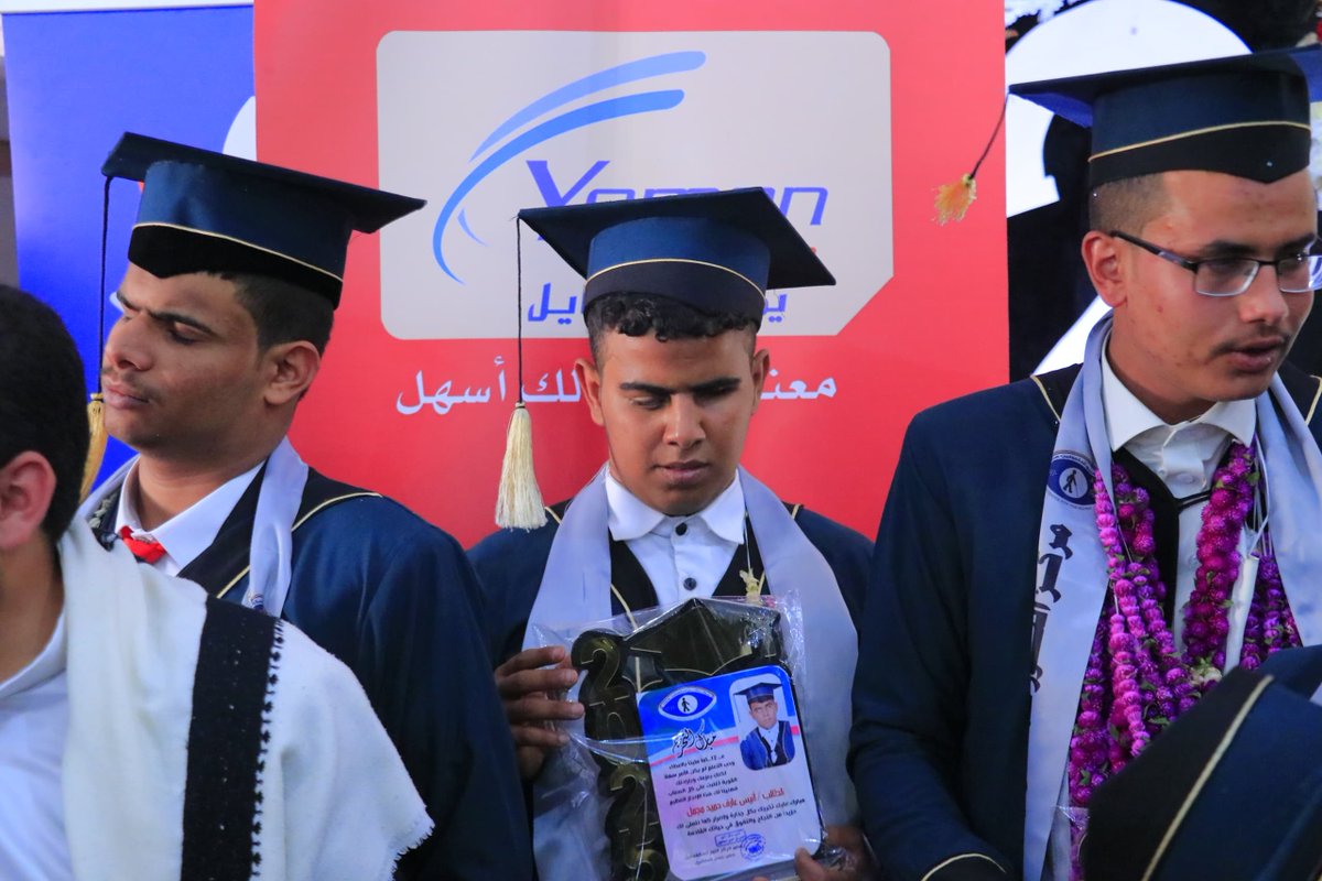 ✨ يمن موبايل تدعم الإبداع والتميز لطلاب مركز النور للمكفوفين ✨

برعاية يمن موبايل، احتفى مركز النور للمكفوفين بتكريم طلاب “دفعة أنصار غزة” في حفل مميز، بحضور معالي وزير الشؤون الاجتماعية وعدد من الشخصيات الرسمية. 

تأتي هذه الرعاية تأكيدًا على التزام الشركة بدعم التعليم