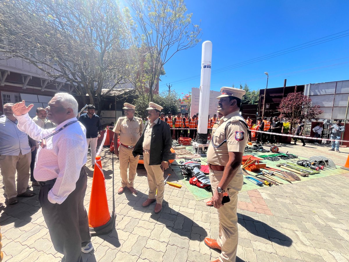 TNDRFHQ's tweet photo. Rescue operations during disaster times and TNDRF Rescue equipment were projected and explained  at campus of collectorate in Nilgiri dt., Higher officials and staff from various department were participated on 07/02/2025….@TNDRFHQ @tnpoliceoffl @tnsdma @TNPoliceEOC #Tndrf https://t.co/tKacLywzjo