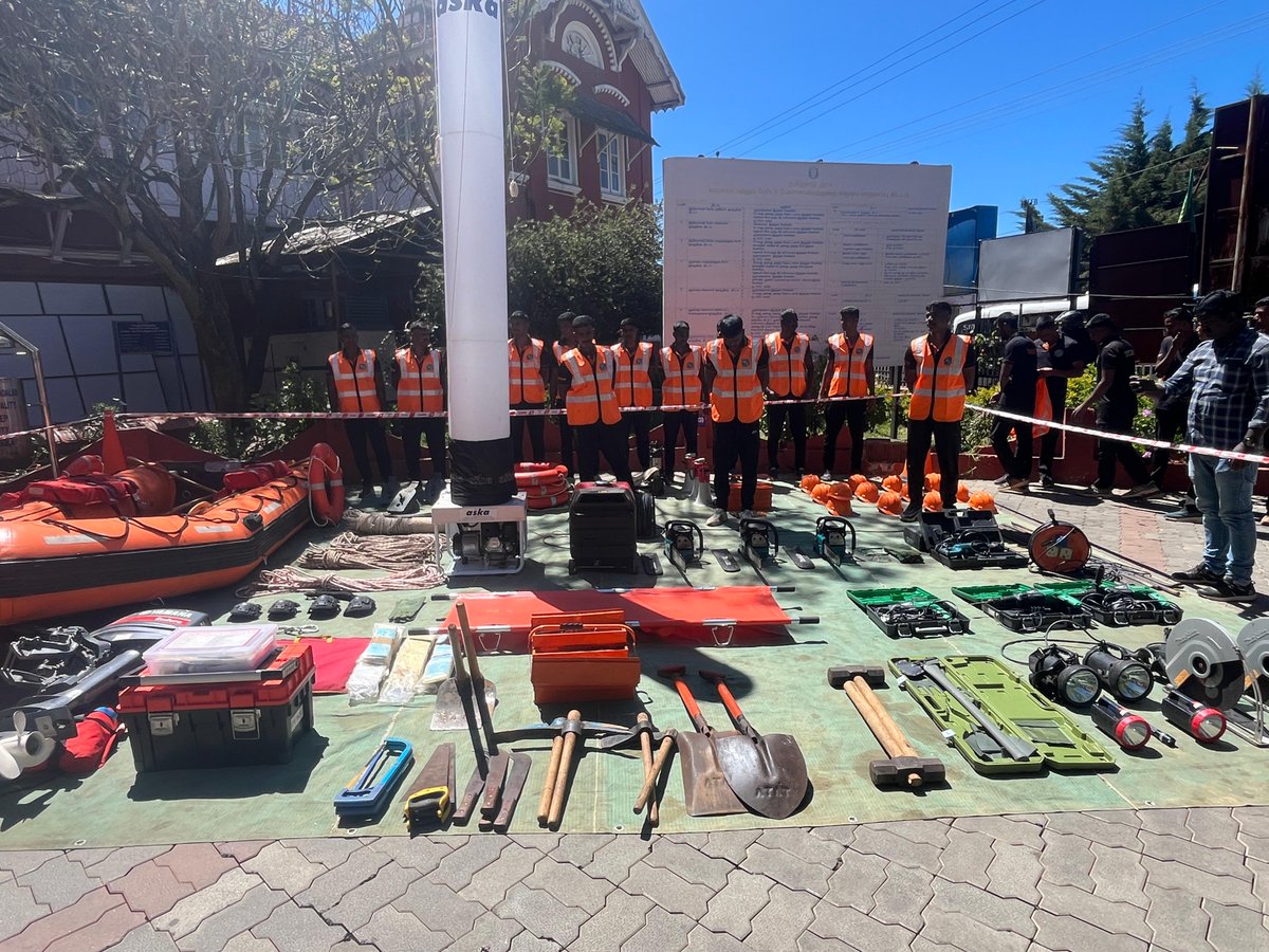 TNDRFHQ's tweet photo. Rescue operations during disaster times and TNDRF Rescue equipment were projected and explained  at campus of collectorate in Nilgiri dt., Higher officials and staff from various department were participated on 07/02/2025….@TNDRFHQ @tnpoliceoffl @tnsdma @TNPoliceEOC #Tndrf https://t.co/tKacLywzjo